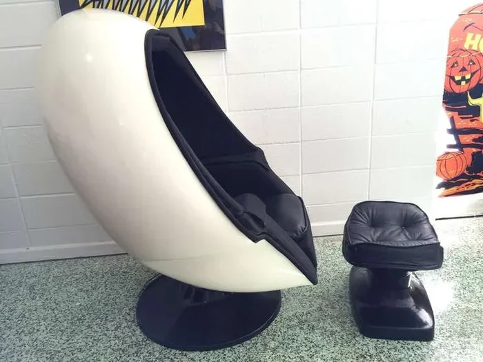 Retro Egg Chair with Speakers