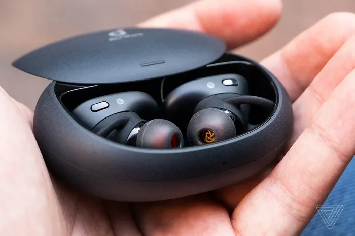 What Earphones Fit into the Macbook Pro